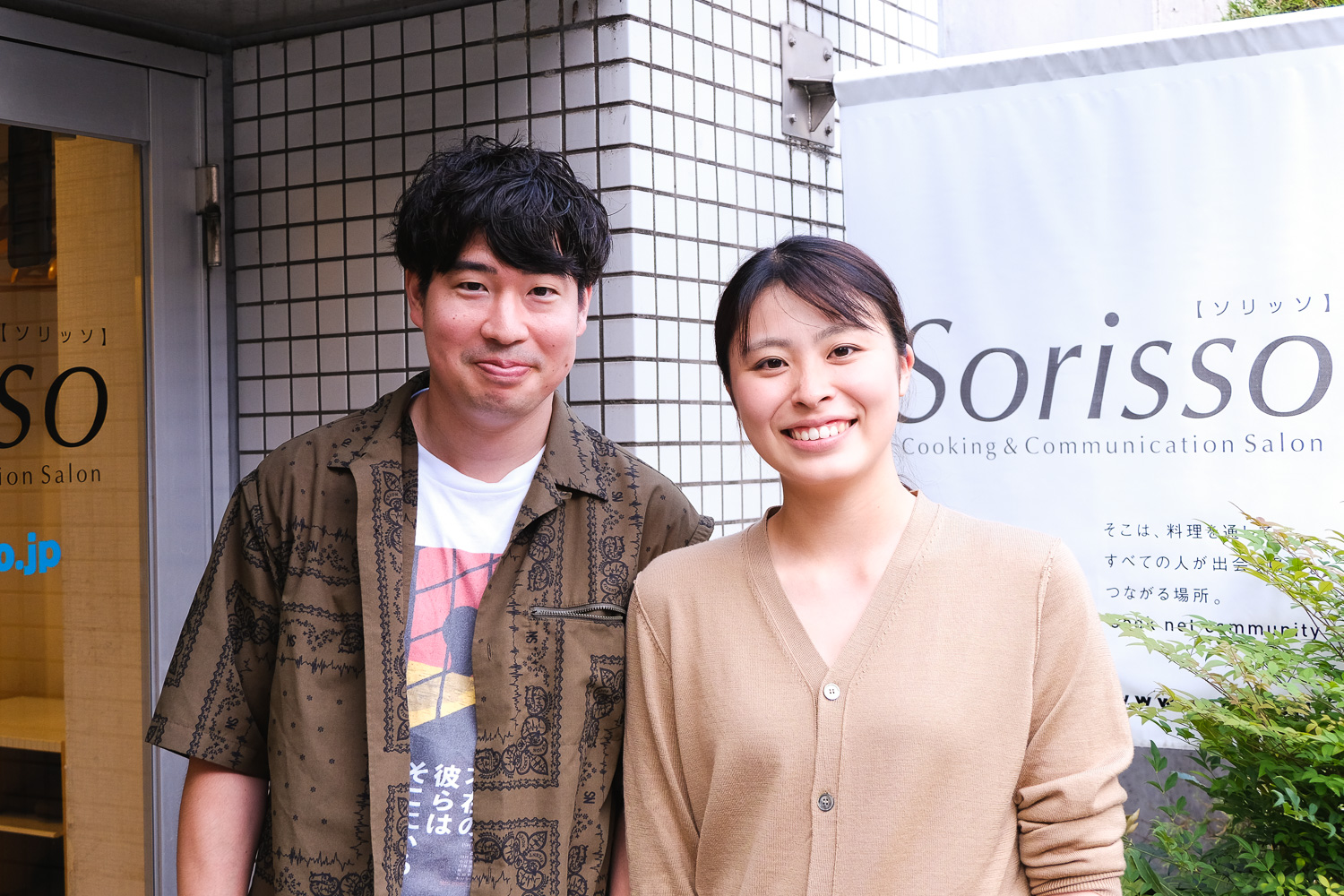 Sorissoの店先で笑顔を見せる、まおちゃんとゆうごさん